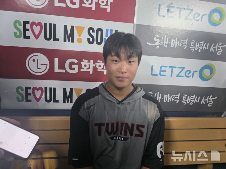 [서울=뉴시스] 김희준 기자 = LG 트윈스의 박관우가 30일 잠실구장에서 열린 KT 위즈와의 경기를 마친 뒤 인터뷰를 하고 있다. 2025.07.30jinxijun@newsis.com