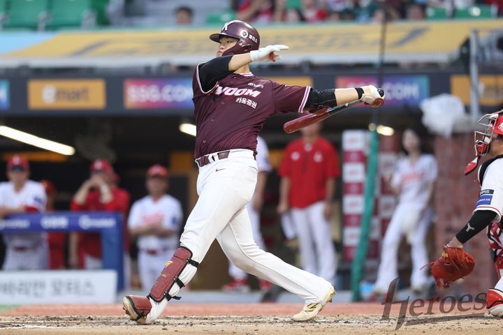 [서울=뉴시스] 프로야구 키움 히어로즈 김건희가 30일 인천 SSG랜더스필드에서 열린 2025 신한 쏠뱅크 KBO리그 SSG 랜더스와의 경기에서 홈런을 치고 있다. (사진=키움 히어로즈 제공) 2025.07.30. *재판매 및 DB 금지