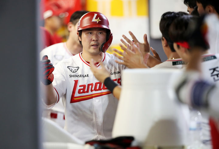 [서울=뉴시스] 프로야구 SSG 랜더스 최정이 30일 인천 SSG랜더스필드에서 열린 2025 신한 쏠뱅크 KBO리그 키움 히어로즈와의 경기에서 홈런을 친 뒤 동료들의 축하를 받고 있다. (사진=SSG 랜더스 제공) 2025.07.30. *재판매 및 DB 금지