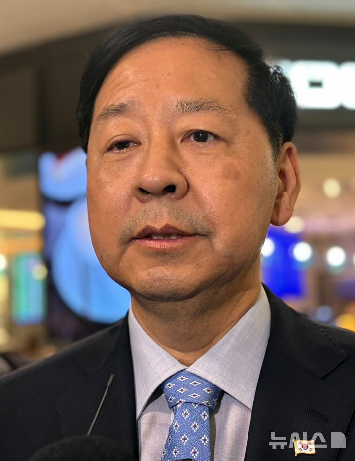 [워싱턴=뉴시스] 이윤희 특파원 = 구윤철 경제부총리 겸 기획재정부 장관이 미국과 관세협상을 위해 29일(현지 시간) 워싱턴DC 인근 덜레스국제공항으로 입국하며 특파원들 질문에 답하고 있다. 2025.07.30. sympathy@newsis.com