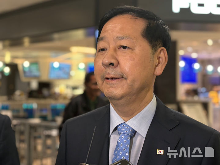 [워싱턴=뉴시스] 이윤희 특파원 = 구윤철 경제부총리 겸 기획재정부 장관이 미국과 관세협상을 위해 29일(현지 시간) 워싱턴DC 인근 덜레스국제공항으로 입국하며 특파원들 질문에 답하고 있다. 2025.07.30. sympathy@newsis.com