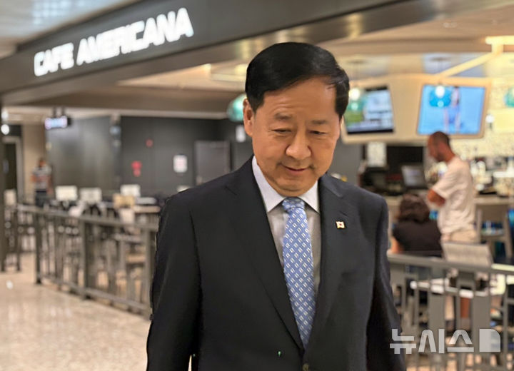 [워싱턴=뉴시스] 이윤희 특파원 = 구윤철 경제부총리 겸 기획재정부 장관이 미국과 관세협상을 위해 29일(현지 시간) 워싱턴DC 인근 덜레스국제공항으로 입국하고 있다. 2025.07.30. sympathy@newsis.com