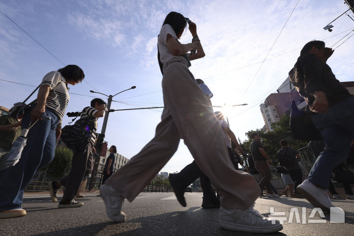 [서울=뉴시스] 김근수 기자 = 전국에 기록적인 폭염이 이어진 30일 오전 서울 서초구 고속버스터미널 인근에서 시민들이 강하게 내리쬐는 햇볕을 피해 출근길에 나서고 있다. 2025.07.30. ks@newsis.com