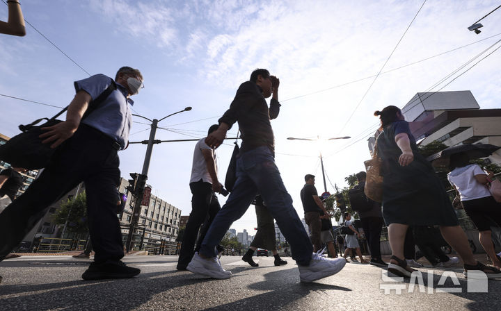 [서울=뉴시스] 김근수 기자 = 전국에 기록적인 폭염이 이어진 30일 오전 서울 서초구 고속버스터미널 인근에서 시민들이 강하게 내리쬐는 햇볕을 피해 출근길에 나서고 있다. 2025.07.30. ks@newsis.com
