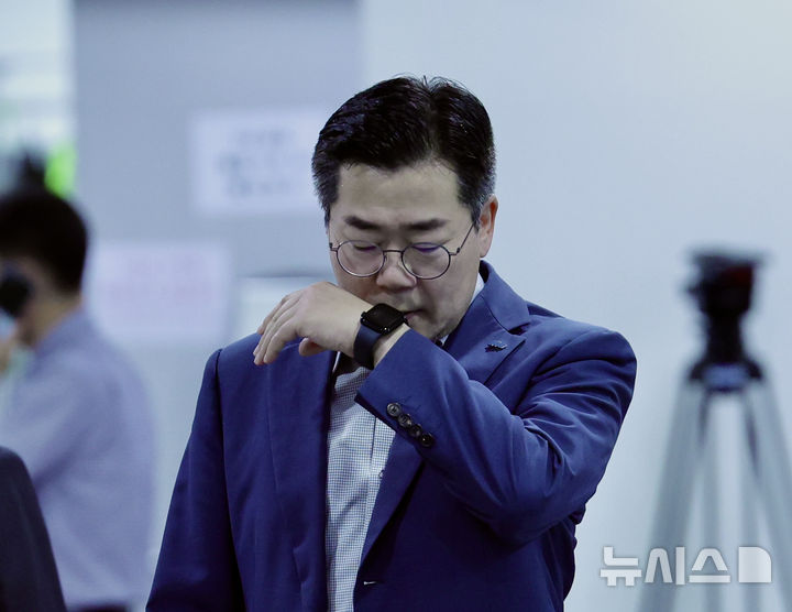 [서울=뉴시스] 김명년 기자 = 박찬대 더불어민주당 당대표 후보가 30일 오전 서울 여의도 국회 소통관에서 기자회견 전 땀을 닦고 있다. 2025.07.30. kmn@newsis.com