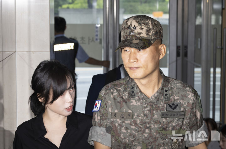 [서울=뉴시스] 김근수 기자 = 박진희 전 국방부 군사보좌관이 30일 서울 서초구 순직해병 특검 사무실에 참고인 신분으로 출석하고 있다. 이종섭 전 국방부 장관의 참모진이었던 박 전 보좌관은 2023년 7월 30일 김계환 전 해병대사령관과 박정훈 해병대수사단장이 채상병 사건 초동조사 결과를 이 전 장관에게 보고했던 현장에 동석한 인물이다. 2025.07.30. ks@newsis.com