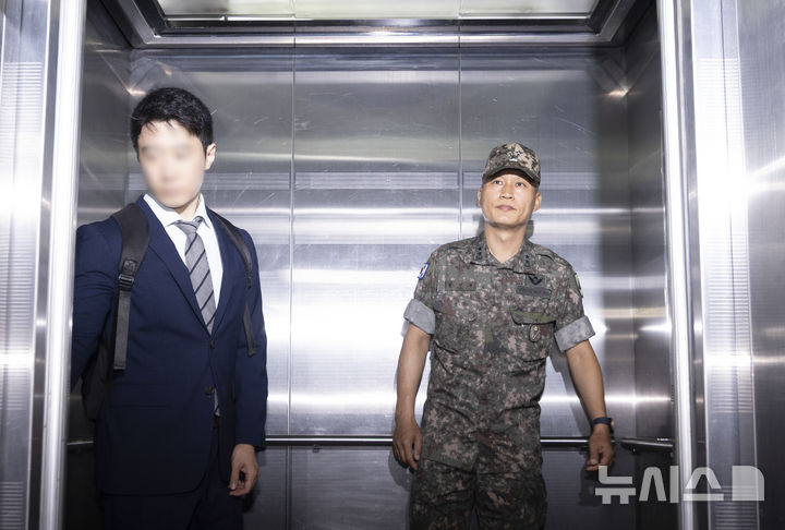 [서울=뉴시스] 김근수 기자 = 박진희 전 국방부 군사보좌관이 30일 서울 서초구 순직해병 특검 사무실에 참고인 신분으로 출석하고 있다. 이종섭 전 국방부 장관의 참모진이었던 박 전 보좌관은 2023년 7월 30일 김계환 전 해병대사령관과 박정훈 해병대수사단장이 채상병 사건 초동조사 결과를 이 전 장관에게 보고했던 현장에 동석한 인물이다. 2025.07.30. ks@newsis.com