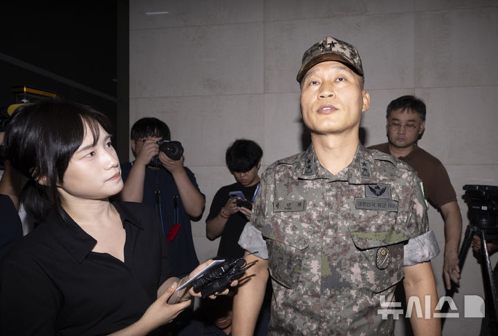 [서울=뉴시스] 김근수 기자 = 박진희 전 국방부 군사보좌관이 30일 서울 서초구 순직해병 특검 사무실에 참고인 신분으로 출석하고 있다. 이종섭 전 국방부 장관의 참모진이었던 박 전 보좌관은 2023년 7월 30일 김계환 전 해병대사령관과 박정훈 해병대수사단장이 채상병 사건 초동조사 결과를 이 전 장관에게 보고했던 현장에 동석한 인물이다. 2025.07.30. ks@newsis.com