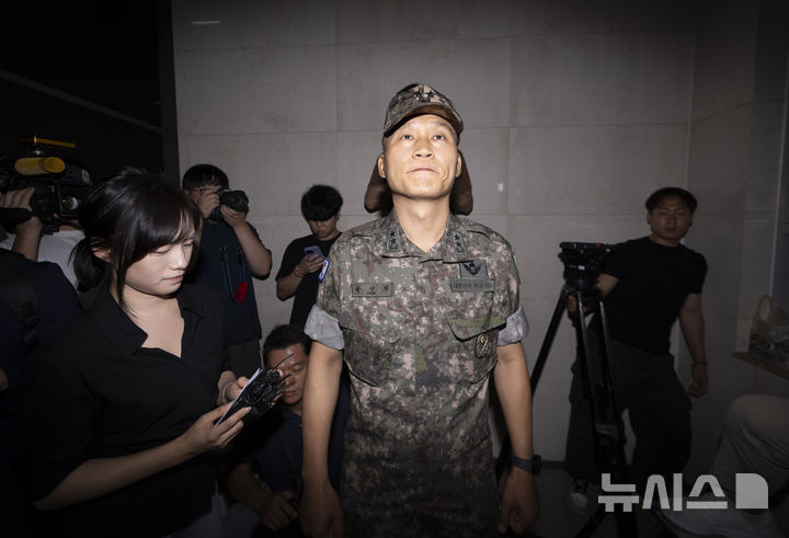 [서울=뉴시스] 김근수 기자 = 박진희 전 국방부 군사보좌관이 30일 서울 서초구 순직해병 특검 사무실에 참고인 신분으로 출석하고 있다.&nbsp; 이종섭 전 국방부 장관의 참모진이었던 박 전 보좌관은 2023년 7월 30일 김계환 전 해병대사령관과 박정훈 해병대수사단장이 채상병 사건 초동조사 결과를 이 전 장관에게 보고했던 현장에 동석한 인물이다. 2025.07.30. ks@newsis.com