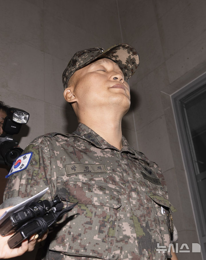 [서울=뉴시스] 김근수 기자 = 박진희 전 국방부 군사보좌관이 30일 서울 서초구 순직해병 특검 사무실에 참고인 신분으로 출석하고 있다. 이종섭 전 국방부 장관의 참모진이었던 박 전 보좌관은 2023년 7월 30일 김계환 전 해병대사령관과 박정훈 해병대수사단장이 채상병 사건 초동조사 결과를 이 전 장관에게 보고했던 현장에 동석한 인물이다. 2025.07.30. ks@newsis.com