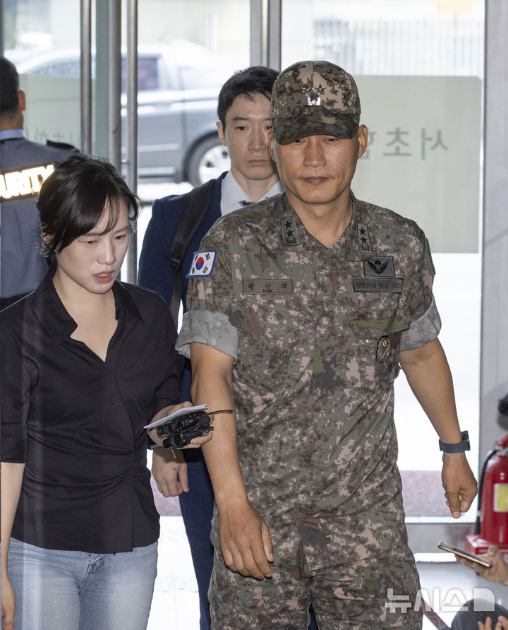 [서울=뉴시스] 김근수 기자 = 박진희 전 국방부 군사보좌관이 30일 서울 서초구 순직해병 특검 사무실에 참고인 신분으로 출석하고 있다. 이종섭 전 국방부 장관의 참모진이었던 박 전 보좌관은 2023년 7월 30일 김계환 전 해병대사령관과 박정훈 해병대수사단장이 채상병 사건 초동조사 결과를 이 전 장관에게 보고했던 현장에 동석한 인물이다. 2025.07.30. ks@newsis.com