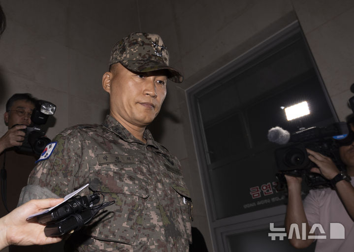 [서울=뉴시스] 김근수 기자 = 박진희 전 국방부 군사보좌관이 30일 서울 서초구 순직해병 특검 사무실에 참고인 신분으로 출석하고 있다.&nbsp; 이종섭 전 국방부 장관의 참모진이었던 박 전 보좌관은 2023년 7월 30일 김계환 전 해병대사령관과 박정훈 해병대수사단장이 채상병 사건 초동조사 결과를 이 전 장관에게 보고했던 현장에 동석한 인물이다. 2025.07.30. ks@newsis.com