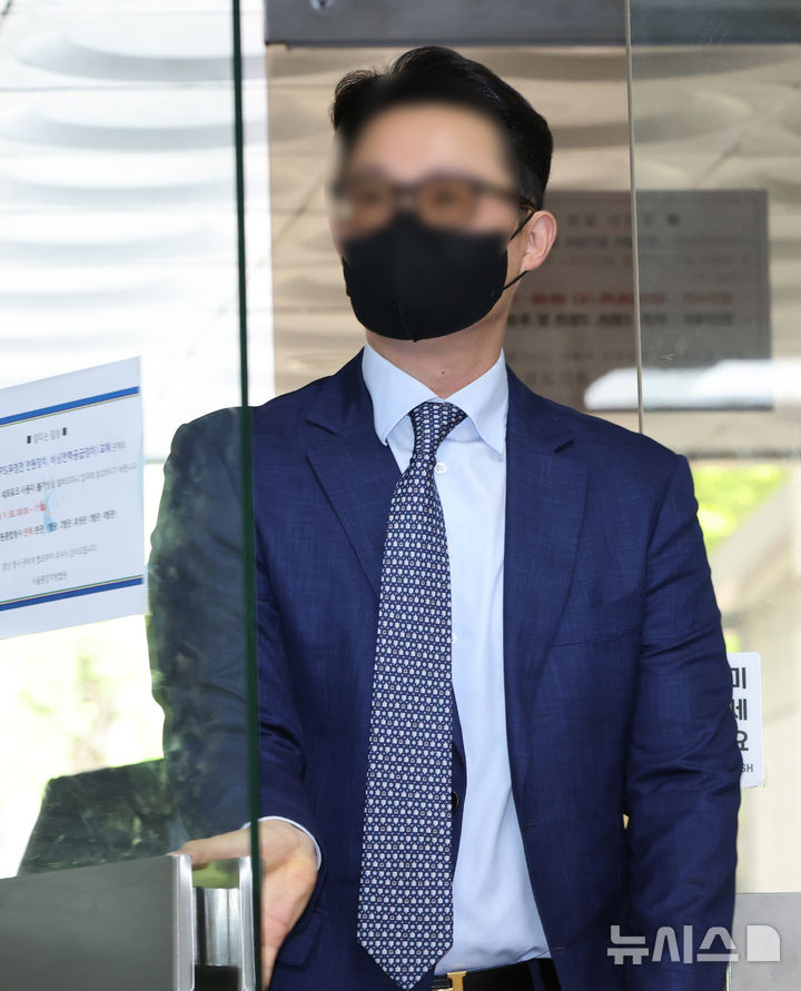 [서울=뉴시스] 황준선 기자 = 건진법사 전성배씨를 통해 김건희 여사에게 고가 선물을 전달하고 통일교의 현안을 청탁한 의혹을 받는 윤영호 전 세계평화통일가정연합(통일교) 세계본부장이 30일 오전 서울 서초구 서울중앙지방법원에서 열린 구속 전 피의자 심문(영장실질심사)에 출석하고 있다. 2025.07.30. hwang@newsis.com