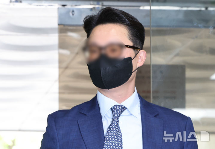 [서울=뉴시스] 황준선 기자 = 건진법사 전성배씨를 통해 김건희 여사에게 고가 선물을 전달하고 통일교의 현안을 청탁한 의혹을 받는 윤영호 전 세계평화통일가정연합(통일교) 세계본부장이 지난달 30일 오전 서울 서초구 서울중앙지방법원에서 열린 구속 전 피의자 심문(영장실질심사)에 출석하고 있다. 2025.07.30. hwang@newsis.com
