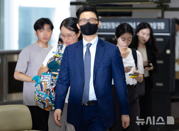 [서울=뉴시스] 황준선 기자 = 건진법사 전성배씨를 통해 김건희 여사에게 고가 선물을 전달하고 통일교의 현안을 청탁한 의혹을 받는 윤영호 전 세계평화통일가정연합(통일교) 세계본부장이 30일 오전 서울 서초구 서울중앙지방법원에서 열린 구속 전 피의자 심문(영장실질심사)에 출석하고 있다. 2025.07.30. hwang@newsis.com