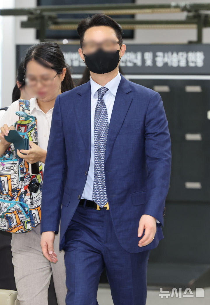 [서울=뉴시스] 황준선 기자 = 건진법사 전성배씨를 통해 김건희 여사에게 고가 선물을 전달하고 통일교의 현안을 청탁한 의혹을 받는 윤영호 전 세계평화통일가정연합(통일교) 세계본부장이 30일 오전 서울 서초구 서울중앙지방법원에서 열린 구속 전 피의자 심문(영장실질심사)에 출석하고 있다. 2025.07.30. hwang@newsis.com