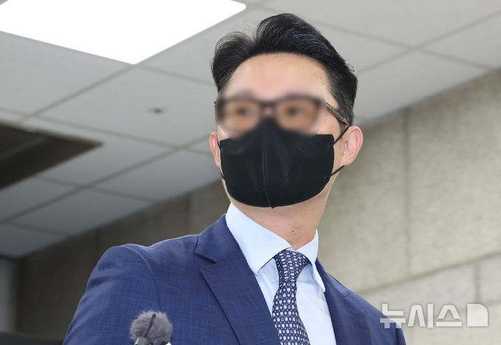 [서울=뉴시스] 황준선 기자 = 건진법사 전성배씨를 통해 김건희 여사에게 고가 선물을 전달하고 통일교의 현안을 청탁한 의혹을 받는 윤영호 전 세계평화통일가정연합(통일교) 세계본부장이 지난 30일 오전 서울 서초구 서울중앙지방법원에서 열린 구속 전 피의자 심문(영장실질심사)에 출석하고 있다. 2025.07.31. hwang@newsis.com