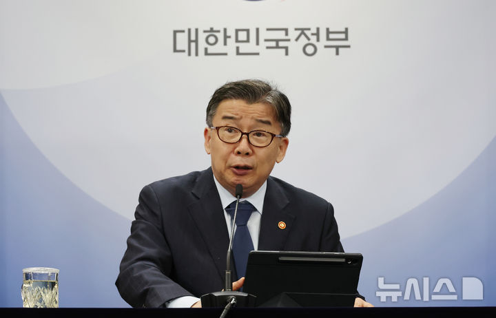 [서울=뉴시스] 김명원 기자 = 유철환 국민권익위원장이 30일 오전 서울 종로구 정부서울청사에서 수산 종자 방류사업 입찰비리 실태조사 결과 브리핑을 하고 있다. 2025.07.30. kmx1105@newsis.com