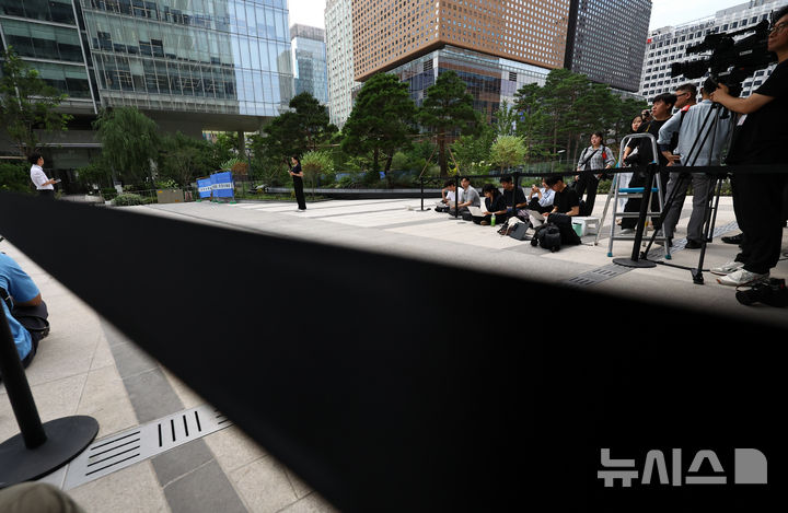 [서울=뉴시스] 최진석 기자 = 30일 서울 종로구 김건희 특검팀(특별검사 민중기) 사무실 앞에서 취재진이 윤석열 전 대통령의 김건희 특검팀의 두 번째 소환의 출석을 기다리고 있다. 이날 윤 전 대통령은 김건희 특검 두 번째 출석 요구에도 불응했다. 2025.07.30. myjs@newsis.com