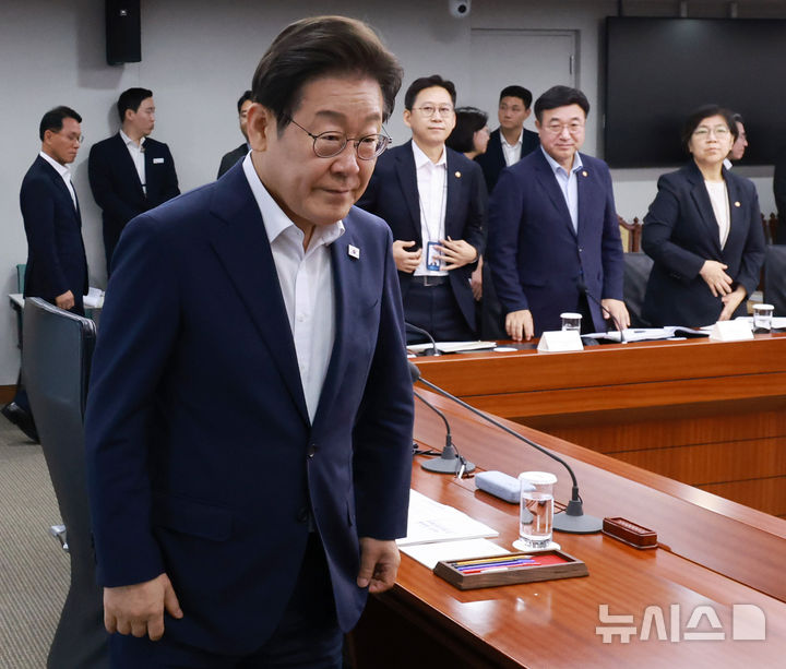 [서울=뉴시스] 고범준 기자 = 이재명 대통령이 30일 서울 용산 대통령실 청사에서 열린 비상경제점검 태스크포스(TF) 3차회의에 입장하고 있다. (대통령실통신사진기자단) 2025.07.30. bjko@newsis.com