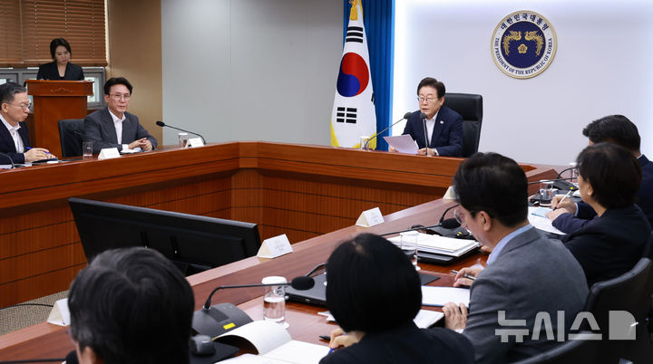 [서울=뉴시스] 고범준 기자 = 이재명 대통령이 30일 서울 용산 대통령실 청사에서 열린 비상경제점검 태스크포스(TF) 3차회의에서 발언하고 있다. (대통령실통신사진기자단) 2025.07.30. bjko@newsis.com
