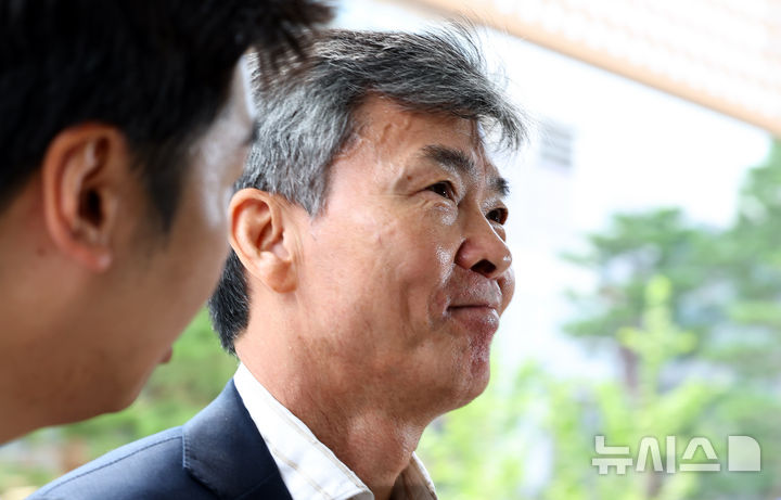 [서울=뉴시스] 최진석 기자 = 이종호 전 블랙펄인베스트 대표가 30일 서울 종로구 김건희 특검팀(특별검사 민중기) 사무실로 3차 소환 조사에 출석하고 있다. 2025.07.30. myjs@newsis.com