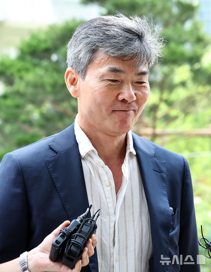 [서울=뉴시스] 최진석 기자 = 이종호 전 블랙펄인베스트 대표가 30일 서울 종로구 김건희 특검팀(특별검사 민중기) 사무실로 3차 소환 조사에 출석하고 있다. 2025.07.30. myjs@newsis.com