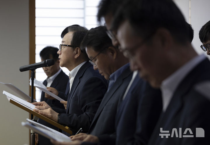 [서울=뉴시스] 김근수 기자 = 이동근 한국경영자총협회 상근부회장이 30일 서울 마포구 한국경영자총협회 사옥에서 열린 노동조합법 개정 중지 촉구 업종별단체 공동성명발표에서 성명문을 읽고 있다. 2025.07.30. ks@newsis.com