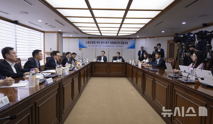 [서울=뉴시스] 김근수 기자 = 이동근 한국경영자총협회 상근부회장이 30일 서울 마포구 한국경영자총협회 사옥에서 노동조합법 개정 중지 촉구 업종별단체 공동성명문 발언을 마치고 취재진들과 질의응답을 하고 있다. 2025.07.30. ks@newsis.com