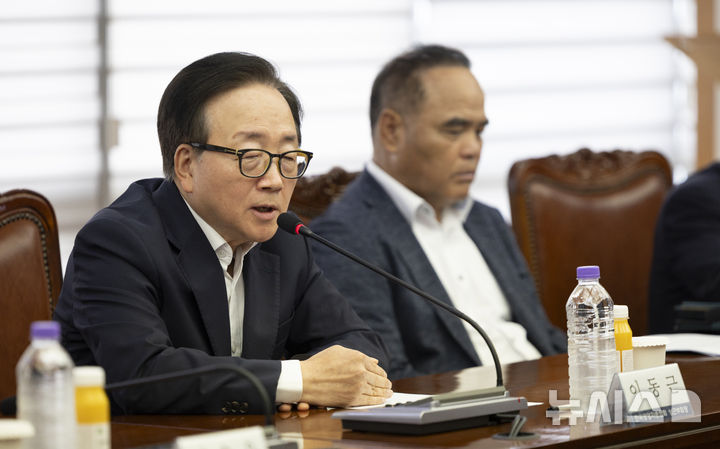 [서울=뉴시스] 김근수 기자 = 이동근 한국경영자총협회 상근부회장이 30일 서울 마포구 한국경영자총협회 사옥에서 열린 노동조합법 개정 중지 촉구 업종별단체 공동성명을 마치고 모두발언을 하고 있다. 2025.07.30. ks@newsis.com