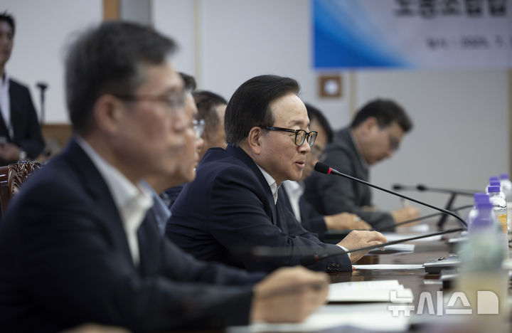 [서울=뉴시스] 김근수 기자 = 이동근 한국경영자총협회 상근부회장이 30일 서울 마포구 한국경영자총협회 사옥에서 열린 노동조합법 개정 중지 촉구 업종별단체 공동성명을 마치고 모두발언을 하고 있다. 2025.07.30. ks@newsis.com