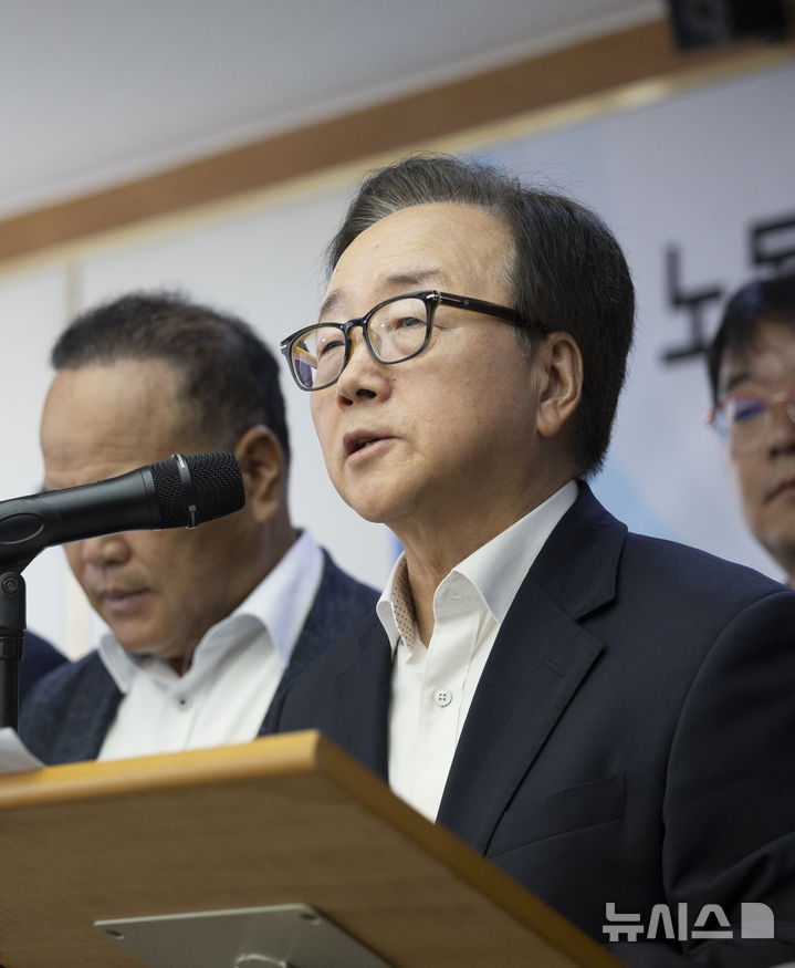 [서울=뉴시스] 김근수 기자 = 이동근 한국경영자총협회 상근부회장이 30일 서울 마포구 한국경영자총협회 사옥에서 열린 노동조합법 개정 중지 촉구 업종별단체 공동성명발표에서 성명문을 읽고 있다. 2025.07.30. ks@newsis.com