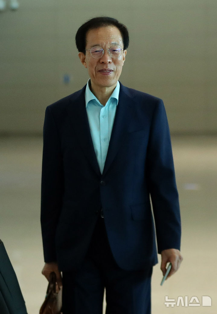 [인천공항=뉴시스] 김혜진 기자 = 독일 특사단장인 이석연 전 법제처장이 30일 인천국제공항 제2여객터미널을 통해 독일 베를린으로 출국하고 있다. 2025.07.30. jini@newsis.com