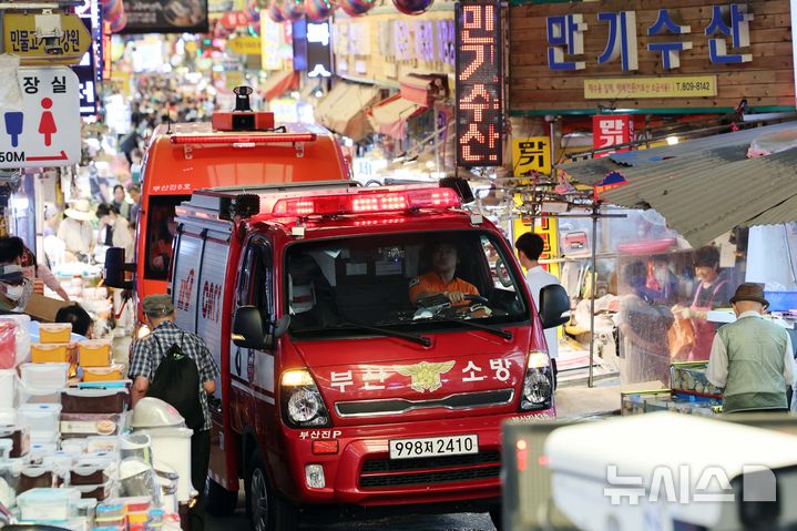 [부산=뉴시스] 하경민 기자 = 부산 부산진소방서와 부산진구청, 부전시장상인회 등이 30일 부전시장에서 소방차량을 동원해 소방통로 확보 훈련을 하고 있다. 2025.07.30. yulnetphoto@newsis.com