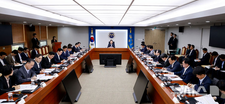 [서울=뉴시스] 고범준 기자 = 이재명 대통령이 30일 서울 용산 대통령실 청사에서 열린 비상경제점검 태스크포스(TF) 3차회의에서 발언하고 있다. (대통령실통신사진기자단) 2025.07.30. bjko@newsis.com