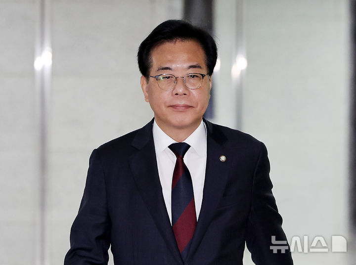 [서울=뉴시스] 김명년 기자 = 송언석 국민의힘 비상대책위원장 겸 원내대표가 30일 오전 서울 여의도 국회 의원회관에서 열린 '민노총 방송장악법, 반드시 막아야 합니다 이재명 정부의 방송3법 위헌성 긴급진단' 토론회 참석을 위해 이동하고 있다. 2025.07.30. kmn@newsis.com