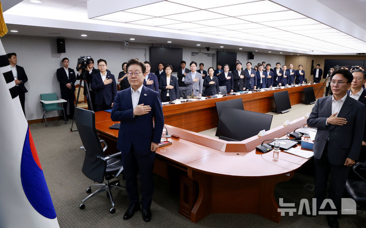 [서울=뉴시스] 고범준 기자 = 이재명 대통령이 30일 서울 용산 대통령실 청사에서 열린 비상경제점검 태스크포스(TF) 3차회의에서 국민의례를 하고 있다. (대통령실통신사진기자단) 2025.07.30. bjko@newsis.com