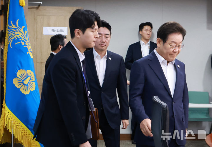 [서울=뉴시스] 고범준 기자 = 이재명 대통령이 30일 서울 용산 대통령실 청사에서 열린 비상경제점검 태스크포스(TF) 3차회의에 입장하고 있다. (대통령실통신사진기자단) 2025.07.30. bjko@newsis.com