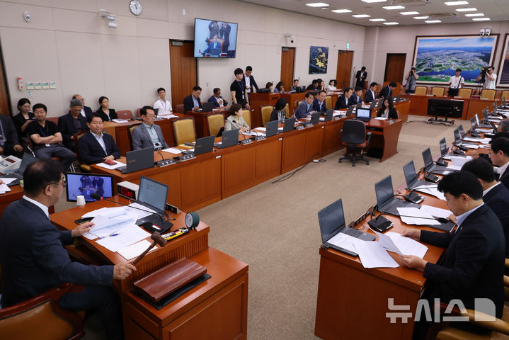 [서울=뉴시스] 김금보 기자 = 맹성규 국회 국토교통위원회 위원장이 30일 서울 여의도 국회에서 열린 국토교통위원회 전체회의에서 의사봉을 두드리고 있다. 국토위는 이날 회의에서 김윤덕 국토교통부장관 후보자 인사청문경과보고서를 채택했다. 2025.07.30. kgb@newsis.com