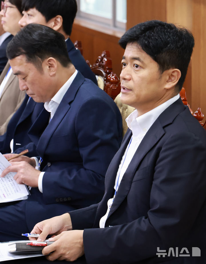 [서울=뉴시스] 고범준 기자 = 이장형 대통령실 법무비서관이 30일 서울 용산 대통령실 청사에서 열린 비상경제점검 태스크포스(TF) 3차회의에 참석하고 있다. (대통령실통신사진기자단) 2025.07.30. bjko@newsis.com