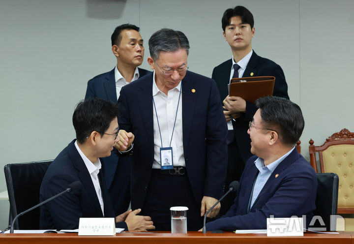[서울=뉴시스] 고범준 기자 = 정성호 법무부 장관, 윤호중 행정안전부 장관, 배경훈 과학기술정보통신부 장관이 30일 서울 용산 대통령실 청사에서 열린 비상경제점검 태스크포스(TF) 3차회의에서 대화를 나누고 있다. (대통령실통신사진기자단) 2025.07.30. bjko@newsis.com