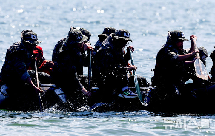 [포항=뉴시스] 이무열 기자 = 30일 경북 포항시 남구 해병대 훈련장에서 열린 2025 여름 해병대 캠프에 참여한 학생들이 IBS(소형고무보트) 체험을 하고 있다. 2025.07.30. lmy@newsis.com