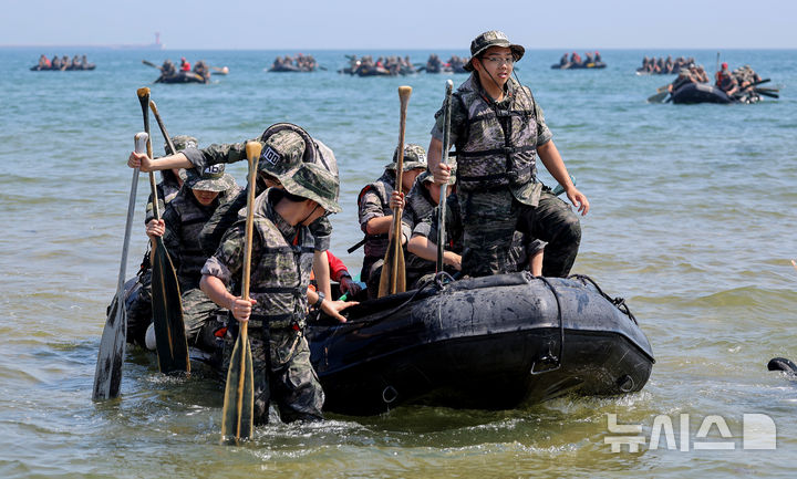 [포항=뉴시스] 이무열 기자 = 30일 경북 포항시 남구 해병대 훈련장에서 열린 2025 여름 해병대 캠프에 참여한 학생들이 IBS(소형고무보트) 체험을 하고 있다. 2025.07.30. lmy@newsis.com