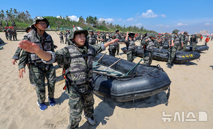 [포항=뉴시스] 이무열 기자 = 30일 경북 포항시 남구 해병대 훈련장에서 열린 2025 여름 해병대 캠프에 참여한 학생들이 PT체조를 하고 있다. 2025.07.30. lmy@newsis.com
