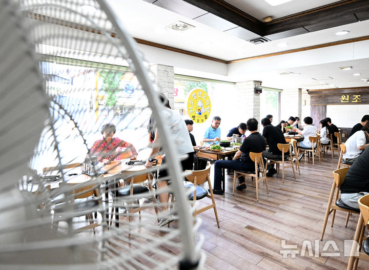 [광주=뉴시스] 김혜인 기자 = 중복인 30일 광주 북구 신안동 한 오리탕집이 손님들로 북새통을 이루고 있다. 2025.07.30. hyein0342@newsis.com