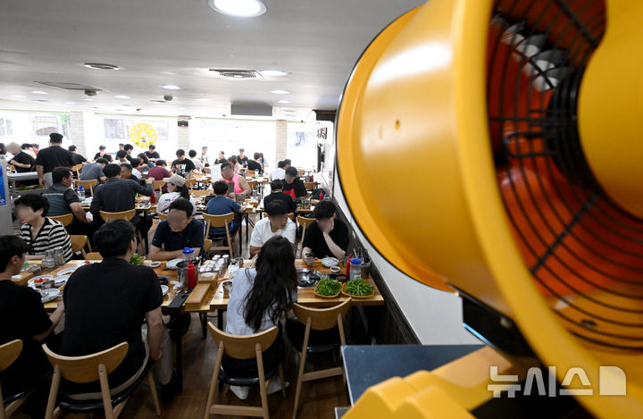 [광주=뉴시스] 김혜인 기자 = 중복인 30일 광주 북구 신안동 한 오리탕집이 손님들로 북새통을 이루고 있다. 2025.07.30. hyein0342@newsis.com