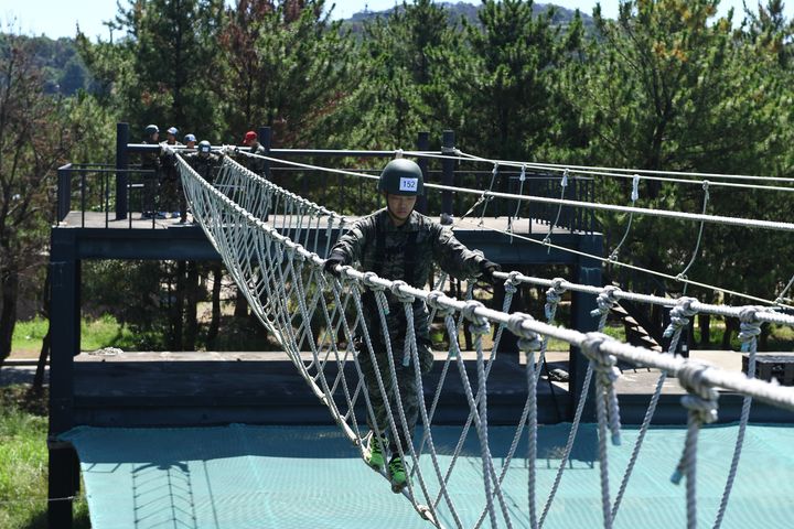 [서울=뉴시스] 해병대는 지난 28일부터 8월 1일까지 경북 포항의 훈련장 일대에서 전국 중·고교생과 대학생, 일반인, 재외동포 청소년 등 300여 명을 대상으로 2025년 여름 해병대 캠프를 실시 중이라고 30일 밝혔다. 사진은 참가자가 산악전기초훈련(세줄도하)을 하고 있다. (사진=해병대사령부 제공) 2025.07.30. photo@newsis.com *재판매 및 DB 금지