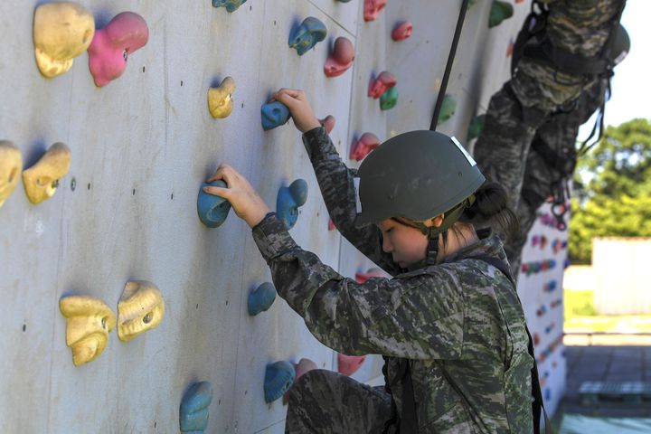 [서울=뉴시스] 해병대는 지난 28일부터 8월 1일까지 경북 포항의 훈련장 일대에서 전국 중·고교생과 대학생, 일반인, 재외동포 청소년 등 300여 명을 대상으로 2025년 여름 해병대 캠프를 실시 중이라고 30일 밝혔다. 사진은 참가자가 산악전기초훈련(암벽등반)을 하고 있다. (사진=해병대사령부 제공) 2025.07.30. photo@newsis.com *재판매 및 DB 금지