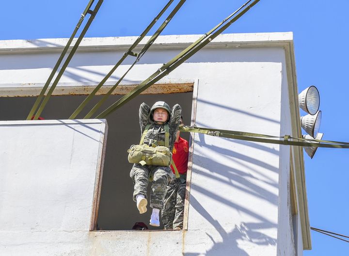 [서울=뉴시스] 해병대는 지난 28일부터 8월 1일까지 경북 포항의 훈련장 일대에서 전국 중·고교생과 대학생, 일반인, 재외동포 청소년 등 300여 명을 대상으로 2025년 여름 해병대 캠프를 실시 중이라고 30일 밝혔다. 사진은 참가자가 공수기본훈련을 받고 있다. (사진=해병대사령부 제공) 2025.07.30. photo@newsis.com *재판매 및 DB 금지