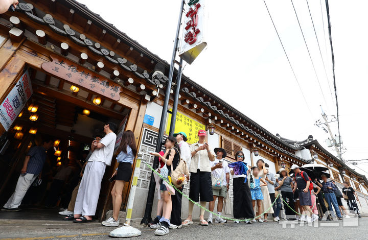 [서울=뉴시스] 황준선 기자 = 중복인 30일 오후 서울 시내 한 삼계탕 전문점에 시민들이 줄을 서 입장을 기다리고 있다. 2025.07.30. hwang@newsis.com